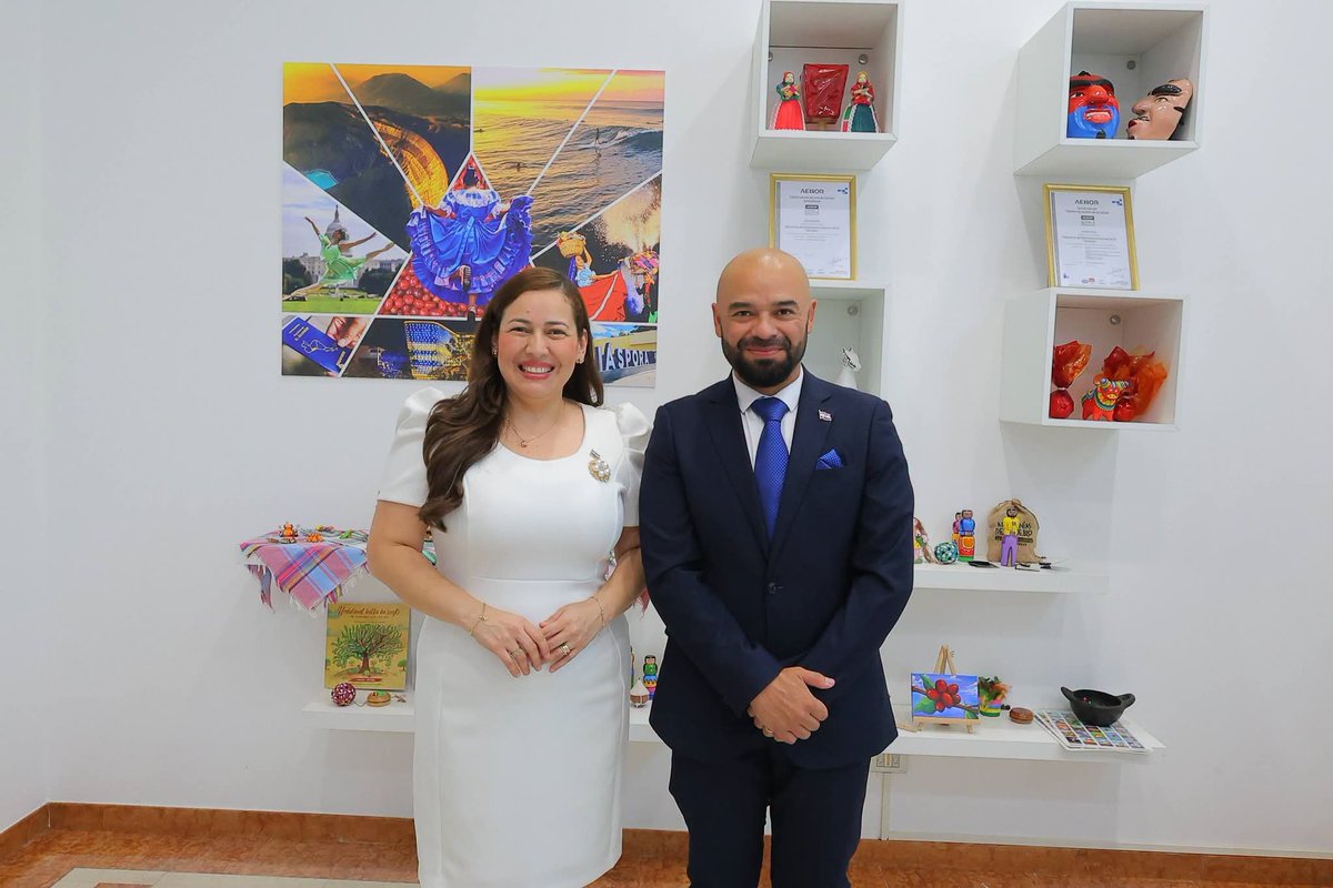 AdonayConMc's tweet photo. 🙏✨🙌✨
​Fue un verdadero honor estar presente en el Consulado General de El Salvador en Milán, Italia el dia de ayer para saludar y desear el mayor de los éxitos a nuestra nueva Cónsul General, @CeciliaGRM  Cecilia Guadalupe Rivera Méndez  . 🇸🇻🇮🇹 https://t.co/ztbEUGYXYF