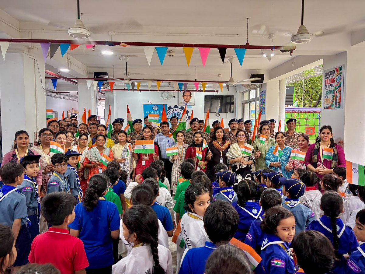 167BNCRPF's tweet photo. 167 Battalion CRPF Organises Collective Singing of “Vande Mataram” at IEM School, New Town Kolkata The programme was organised with the active participation of students of IEM School and nearby educational institutions https://t.co/AIz3rnOcPV