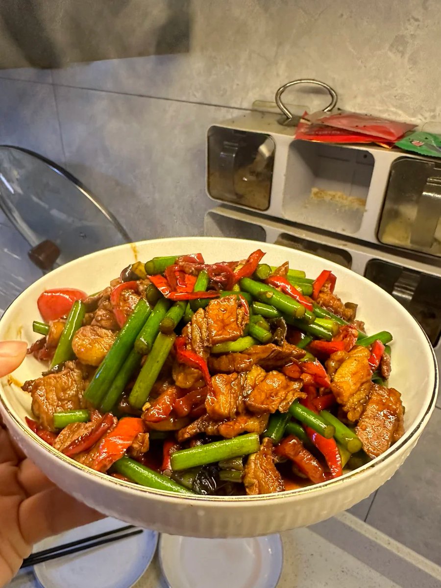 fwhhvf's tweet photo. Today, I learned how to make a Chinese dish: stir-fried pork with garlic scapes. https://t.co/SftbWFVlbt