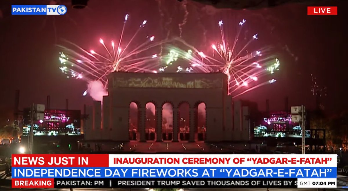 PakTVGlobal's tweet photo. Independence Day fireworks at "Yadgar-e-Fatah".
#YadgarEFatah #FireworksShow #IndependenceDay #Pakistan #79thIndependenceDay #PakistanTV https://t.co/V6jURhLomw