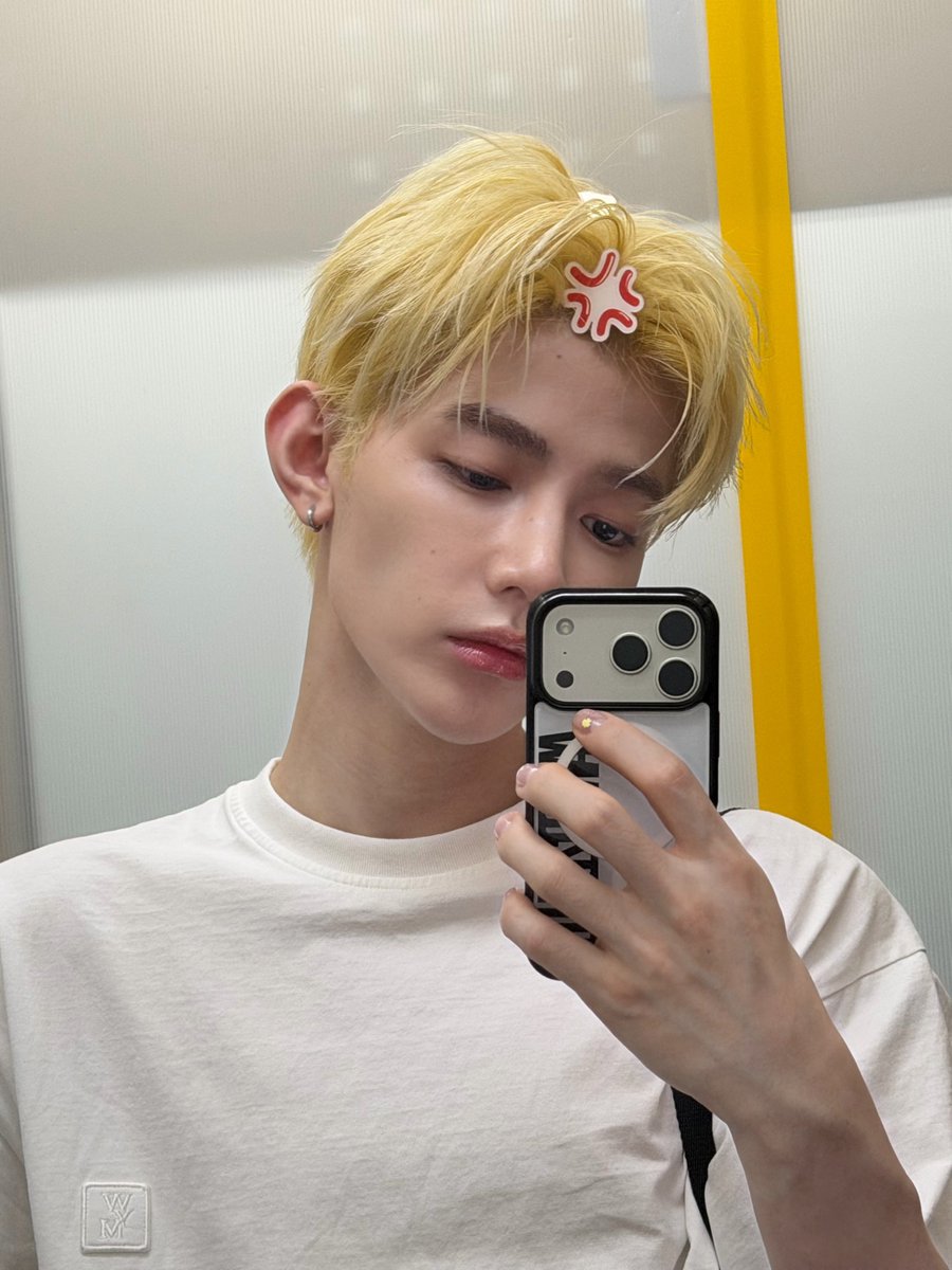 sunghaobin's tweet photo. haobin mirror selcas today 🥹 https://t.co/g2dvgnpmks