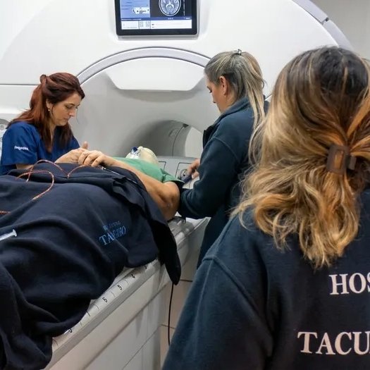 portalmvd's tweet photo. HOSPITAL DE TACUAREMBÓ REALIZÓ UN PROCEDIMIENTO ÚNICO EN LA SALUD PÚBLICA

El Hospital de Tacuarembó combinó por primera vez resonancia y radioterapia en tiempo real para tratar una metástasis cerebral, logrando una precisión submilimétrica.

La técnica permite irradiar el tumor según su ubicación y forma en ese mismo momento, en lugar de basarse en imágenes tomadas días antes. Esto reduce el margen de error y el daño sobre tejido sano.

El procedimiento se realizó con éxito a una paciente de 62 años con metástasis cerebral. Participaron el radioterapeuta Mauricio Luongo y las físicas médicas Florencia Zalazar y Daniela Zanchi.

Cómo sigue
El hospital prevé tratar próximamente varias metástasis de forma simultánea y en menos tiempo. También apunta a reducir traslados y estadías, con la posibilidad de completar todo el proceso en un solo día.

Números
El Centro Oncológico trató cerca de 10.000 pacientes en casi 20 años. En los últimos seis meses realizó radiocirugía a más de 50 personas; el 60% llegó desde Montevideo y el área metropolitana.

Contexto
El Hospital de Tacuarembó es el único centro de ASSE que realiza estos procedimientos de radiocirugía de alta complejidad y se consolidó como referencia nacional en tratamientos oncológicos.

Testimonios
Luongo explicó que en la paciente las imágenes anteriores no coincidían totalmente con la resonancia realizada al momento del tratamiento, lo que permitió ajustar la radiación y abordar de forma integral la lesión.

(+) en Montevideo Portal: https://t.co/wbyvxSEohl