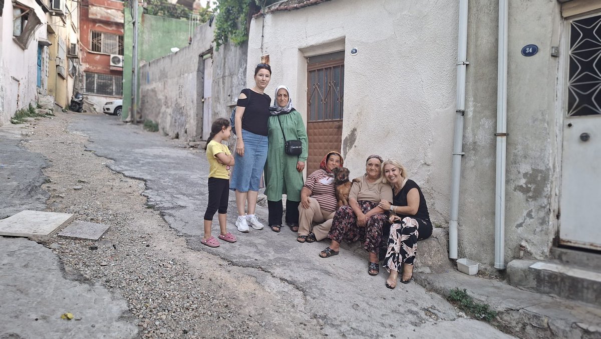 akkadinkonakk's tweet photo. Sahada, Hemşehrilerimizle Birlikte 🙋♀️
Basmane Bölgesi #Mirali Mahallemizde saha çalışmamızı gerçekleştirdik. Sokak sokak gezerek hemşehrilerimizle hasbihal ettik, talep ve önerilerini dinledik. Gönül bağlarımızı güçlendirmeye, mahallelerimizde vatandaşlarımızla yan yana olmaya devam ediyoruz.
@tugbaisikercan @Bilalsaygili @EmelDalkirann @SAITBASDAS @Kaderilhan35 @AKKADINGM @Akkadinizmir