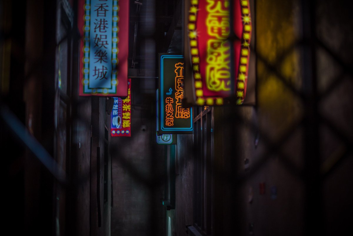 Ravisardar8's tweet photo. Locked in a 1920s speakeasy! Solve 5 clues before the timer hits zero. Code only opens the door—can you make it #EscapeRoomFun https://t.co/NCFjxeeCU8