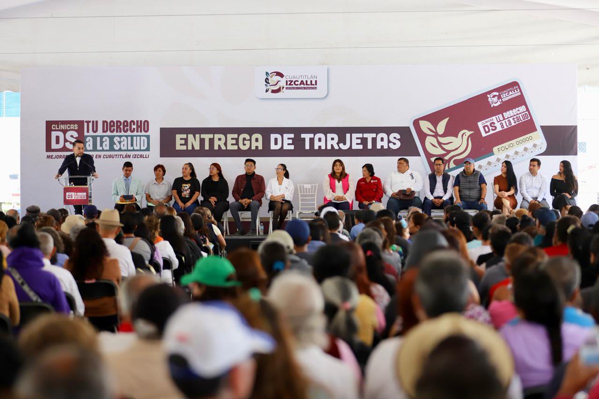 GobIzcalli's tweet photo. El Presidente Municipal, @daniel_ser, encabezó la entrega de tarjetas de “Tu Derecho a la Salud”, programa que permite a miles de izcallenses acceder gratuitamente a consultas médicas, dentales, optométricas y estudios de laboratorio. 🏥💳

#ServirConPasión #CuautitlánIzcalli # https://t.co/g4XhrH45zQ