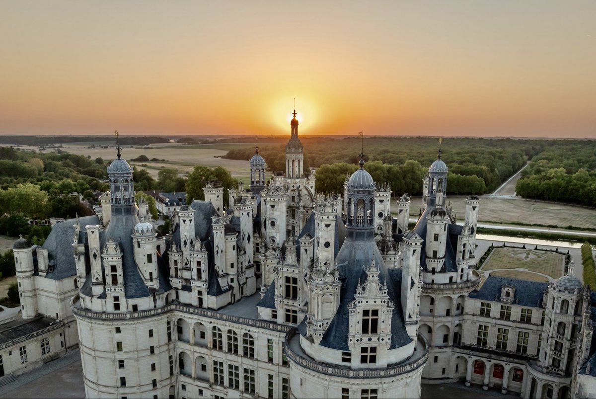 domainechambord's tweet photo. 🇫🇷 🌙☀️ Après l’éclipse à Chambord, la Lune laisse place au Soleil. 🏰✨📸

🇬🇧 🌙☀️ After the eclipse at Chambord, the Moon gives way to the Sun. 🏰✨📸

#Chambord #Eclipse #Moon #Sun https://t.co/XAEDHzqFhL