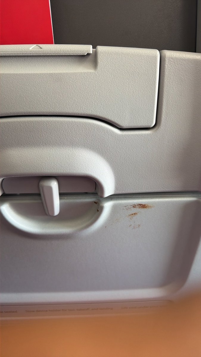 Notthemicagain's tweet photo. Back in the day flights used to mean something. Now they treat them like taxis. I understand the term “air taxi” but come on. You flights don’t even bother cleaning the plane before the next set of passengers come on board because what is this? @AACenter https://t.co/zp9NhOOVLz