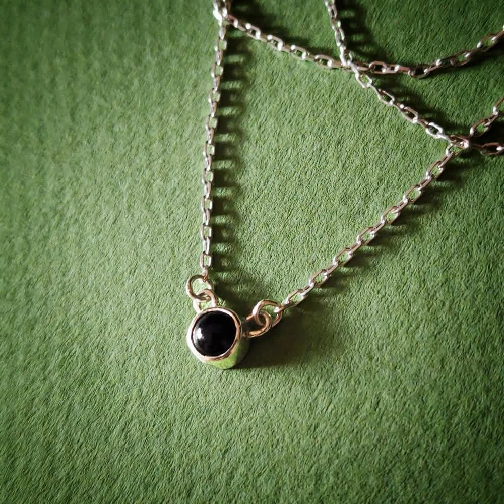 Joyas_CM's tweet photo. Collar con pequeña piedra ónix negro de 5 mm.
#joyascm #joyasdeplata #joyasartesanales #joyashechasamano #joyeriaartesanal #handmade #silverjewelry #jewelry #silver https://t.co/PU26Xpr2wR