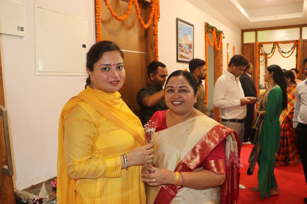 PoonambenMaadam's tweet photo. आज नई दिल्ली में लोकसभा सांसद श्रीमती @Shobhanaben_MP जी के आवास पर आयोजित ‘राष्ट्र सेविका समिति’ महिला शाखा के कार्यक्रम में सहभागिता करने का अवसर प्राप्त हुआ।

इस अवसर पर साथी सदस्यों से आत्मीय संवाद हुआ और राष्ट्रसेवा, महिला सशक्तिकरण एवं समाजहित के विषयों पर सार्थक चर्चा हुई। https://t.co/3E75VI5Ka3