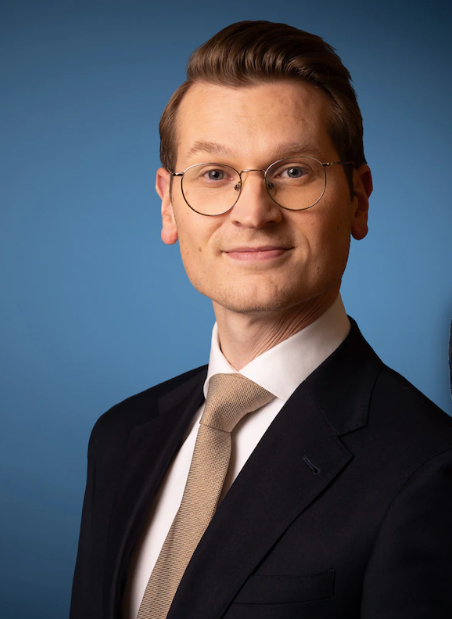 EelcoHoecke's tweet photo. Landbouwminister Jaimi van Essen laat vanuit zijn hoofdkwartier weten:

1. de stikstofbrief gaat niet van tafel

2. er komt een spoedwet om de boeren nog sneller te 
    elimineren....

Hoog tijd om La Resistance te organiseren! U sluit u toch ook aan?🤡 https://t.co/LG0DbMIJcD