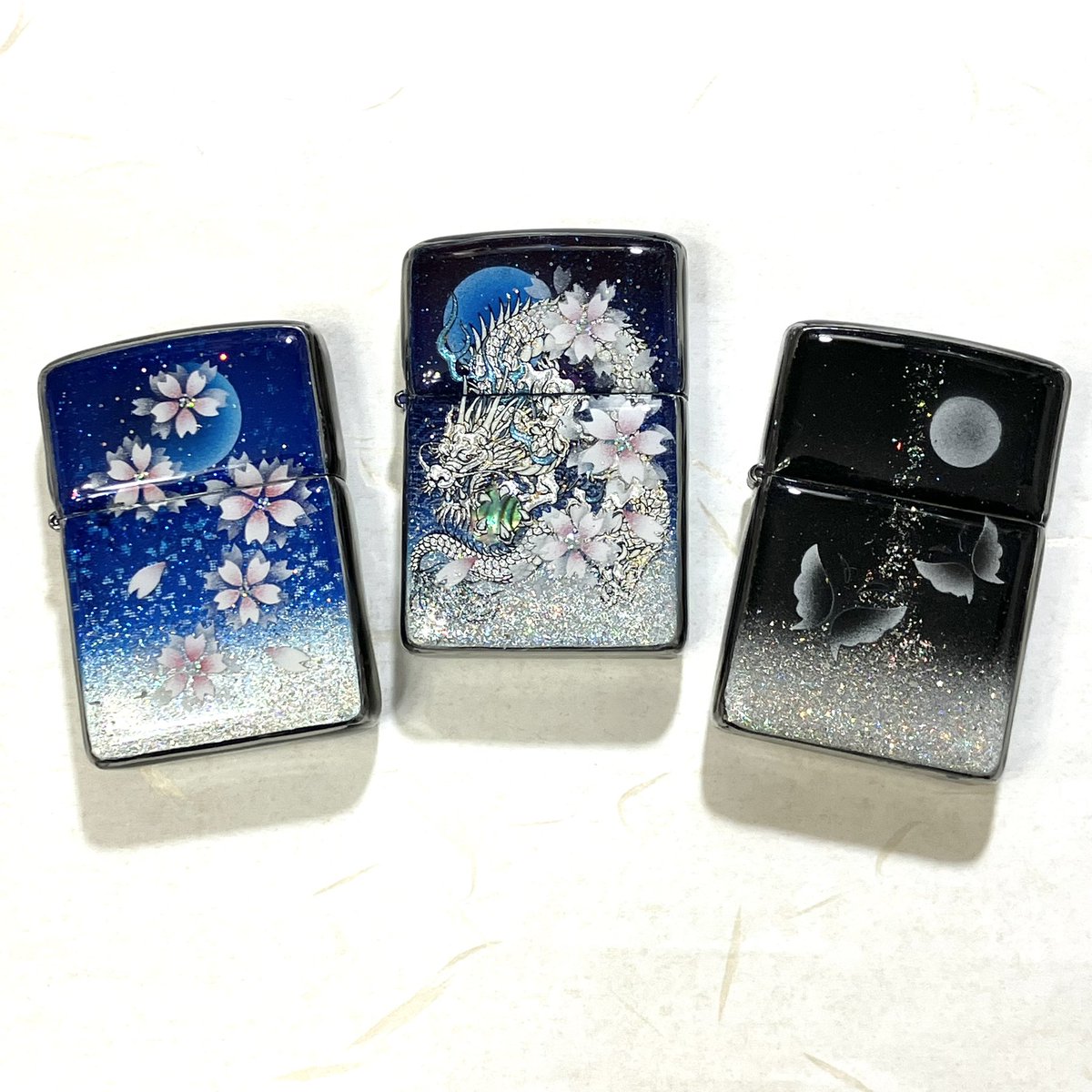atelier_freedom's tweet photo. ［C108お品書き3］

◽️ZIPPOライター
・龍/満月鯉12,000円
・夜桜三日月10,000円
・炎月10,000
◽️ネクタイピン2,500円
・麻の葉紋
・青海波紋
・亀甲紋
・猫柄🐈‍⬛
◽️リールキー1,500円
◽️クリップキーホルダー3,000円
#C108 #龍 #小紋 https://t.co/SRHJxbF2k8