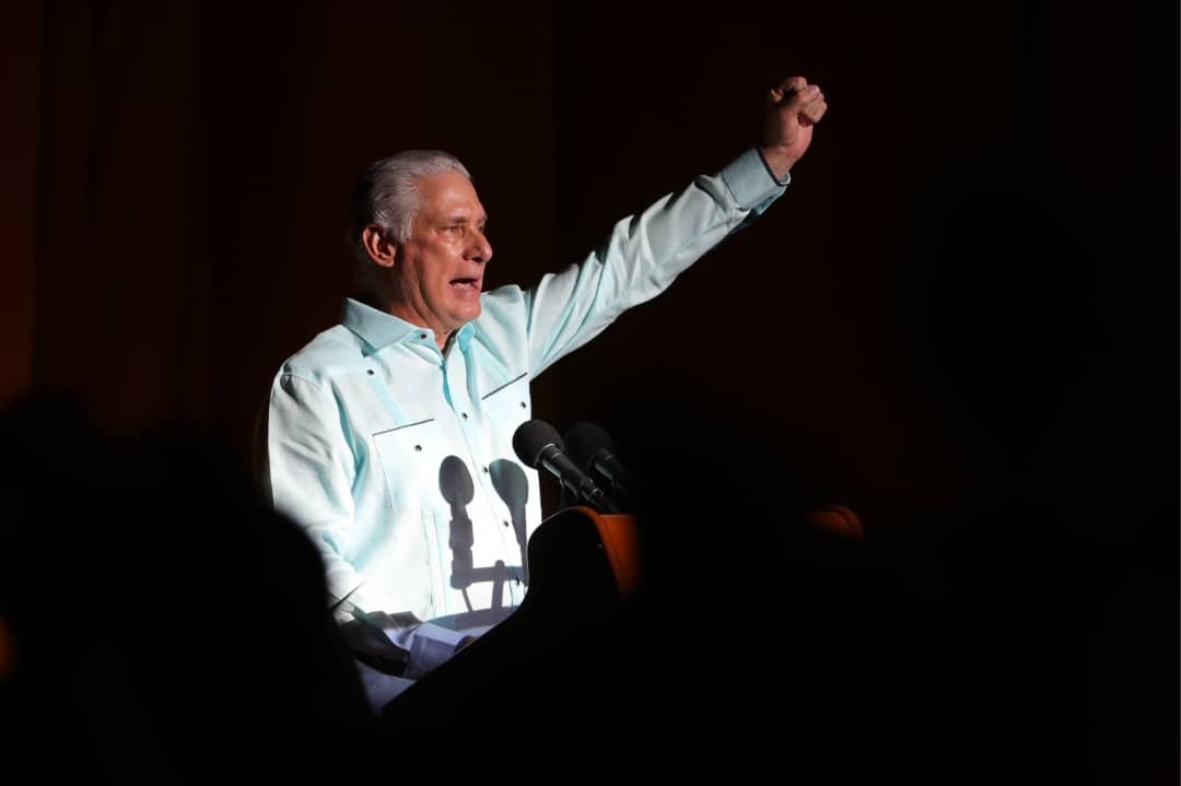 PartidoPCC's tweet photo. Con la presencia del General de Ejército Raúl Castro Ruz, líder histórico de la Revolución, y del Primer Secretario del Comité Central del Partido Comunista de Cuba y Presidente de la República, @DiazCanelB, así como del Comandante del Ejército Rebelde, José Ramón Machado Ventura y de los miembros del Buró Político Esteban Lazo Hernández, Manuel Marrero Cruz y  @DrRobertoMOjeda —Presidente de la Asamblea Nacional del Poder Popular y del Consejo de Estado, Primer Ministro y Secretario de Organización del Comité Central, respectivamente—se realizó el:

Acto político-cultural por el Centenario de Fidel y clausura del I Coloquio Internacional Fidel: legado y futuro.

La emotiva conmemoración tuvo lugar en el emblemático teatro Karl Marx, que se colmó de oficiales, cederistas, obreros, campesinos, jóvenes y personas provenientes de diferentes partes del mundo para rendir homenaje al siglo del Comandante en Jefe.

Con las emociones a flor de piel, y mediante un espectáculo que recogió lo más autóctono de nuestra cultura, con la participación especial de la compañía La Colmenita, glorias del deporte, destacados científicos y héroes de la República, se celebró el legado de Fidel y se reafirmó el compromiso con su obra.

#100AñosConFidel
