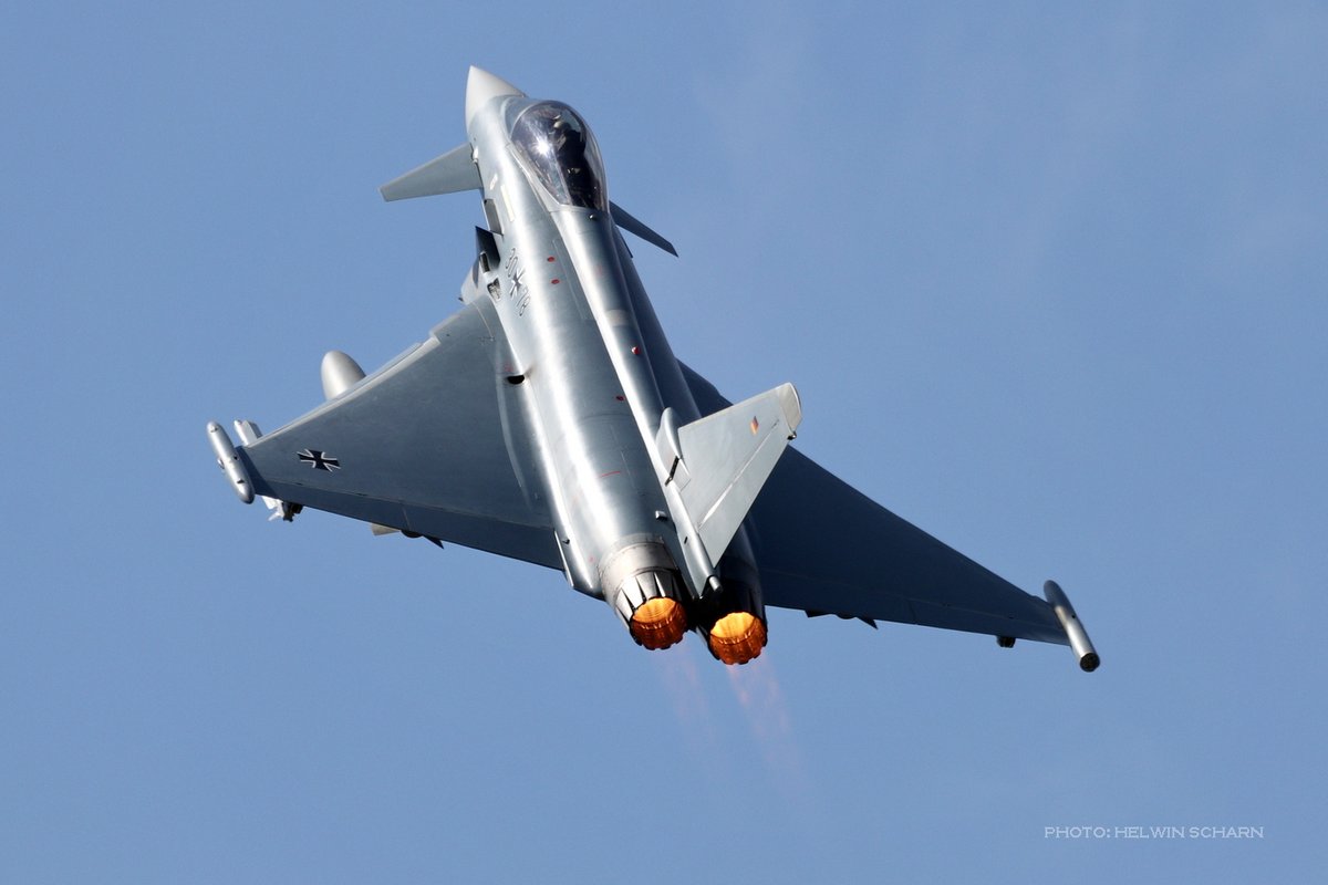 ScharnHelwin's tweet photo. #QRA gestern (12.8.26) 30+57 bei Start u. 30+11 später bei Ldg. in Wittmund, #IRIS_T scharf. 30+78 u. +85 ließen es krachen, letztere hier upside down. #Eurofighter #TaktLwG71R #Luftwaffe https://t.co/SbCP9zvOoS