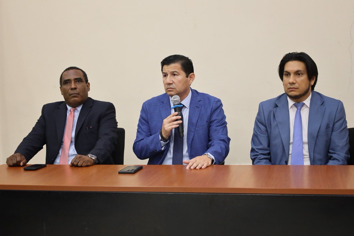 PacoRector's tweet photo. Realizamos la posesión de las nuevas autoridades de la Facultad de Jurisprudencia, Ciencias Sociales y Políticas. 

Paco Morán
#UniversidaddeGuayaquil   
#SeguimosMarcandoHistoria https://t.co/xf9ldUqRws