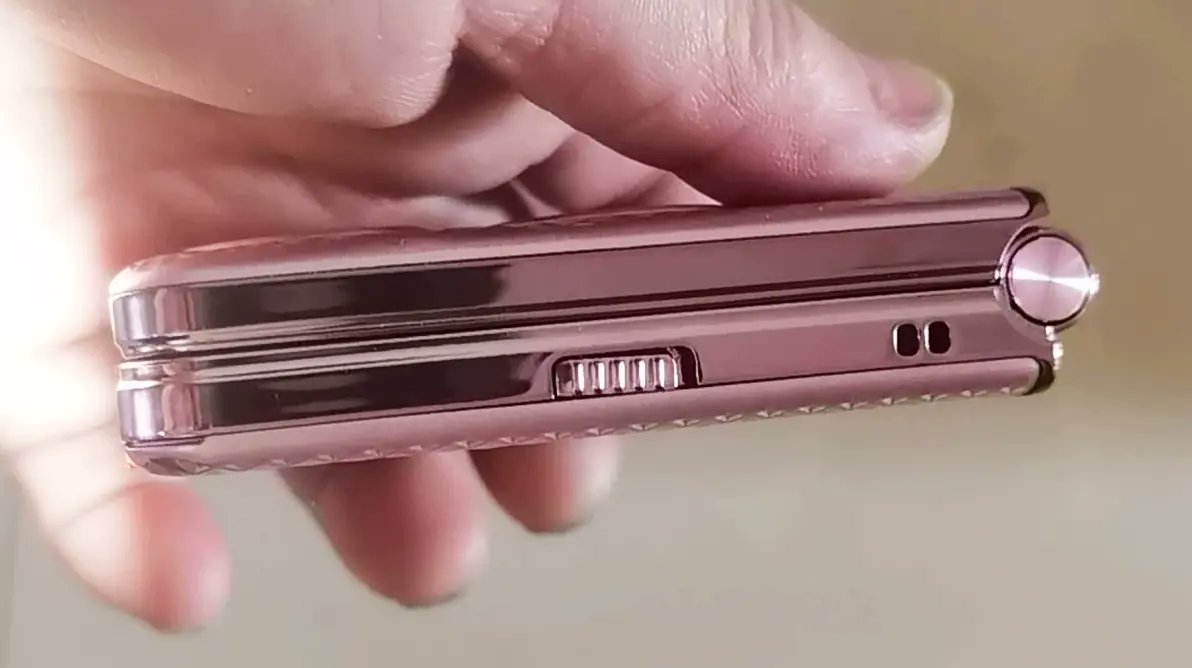 DanielIuchs's tweet photo. Big win today: I finally swapped my old flip phone for a smartphone! Life’s about to get way more connected and easier—can’t wait to explore all the new vibes!， https://t.co/lkmmfeu2Sy