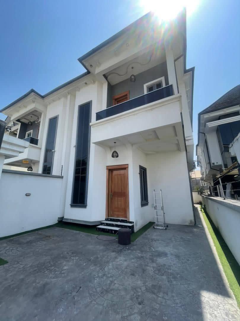PaschalEbeh's tweet photo. DISTRESS SALE :

 4 bedroom semi detached duplex with room bq 

Location : Osapa London 

Title : Governor Consent

Price : 210M https://t.co/EMkisAzhkV