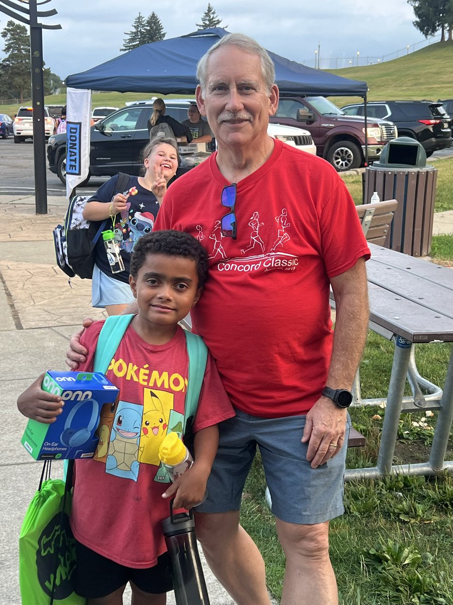 TonyBBBS's tweet photo. Thanks to everyone who joined R Back-to-School Picnic.  ❤️ seeing over 200 smiling faces from R community. Energy was ⬆️ food 😋, tons of back to school/hygiene items. Shoutout to our sponsors/volunteers/staff who made this event possible. #BBBS is ready to crush this school year https://t.co/eg4WxZNMCB