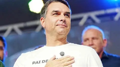 bolsonarotv_'s tweet photo. 🚨URGENTE | FLÁVIO VOLTA AO PL: O ministro Nunes Marques determinou que a filiação de Flávio Bolsonaro ao Partido Liberal seja restabelecida imediatamente após uma alteração indevida no registro partidário.

A decisão regulariza a situação de Flávio junto ao PL e protege o andamento de sua candidatura à Presidência da República. O caso deverá continuar sendo apurado para identificar a origem e os responsáveis pela mudança.