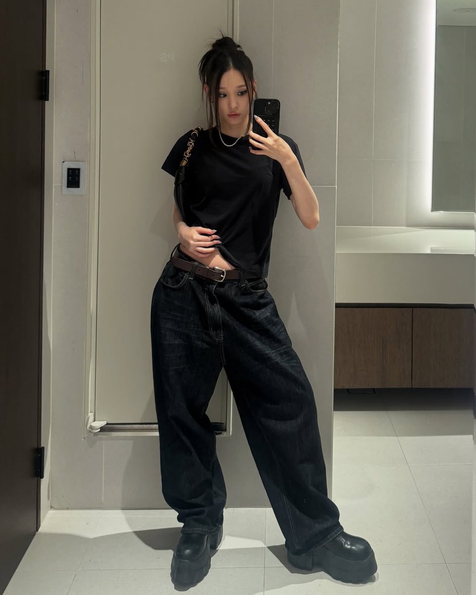 anniesHQ's tweet photo. #ANNIE DAYOFF Playground Update 

🦎: What is everyone doing?
🦎: Are you asleep?
🦎: Thinking of me? Aw...
🦎: Right. I need to pack my bags soon too. Gotta hurry up and go meet Sok-Bailey.
🦎: Ah, I'm so sorry I don't have any photos I can send you right now ㅠㅠ
🦎: I'll at least describe it to you.
🦎: I was going for a cool Tomb Raider vibe, but everyone was like, "Annie, you look like a baby dinosaur today" lol
🦎: That's your hair & makeup spoiler... right there...

#ALLDAYPROJECT #애니