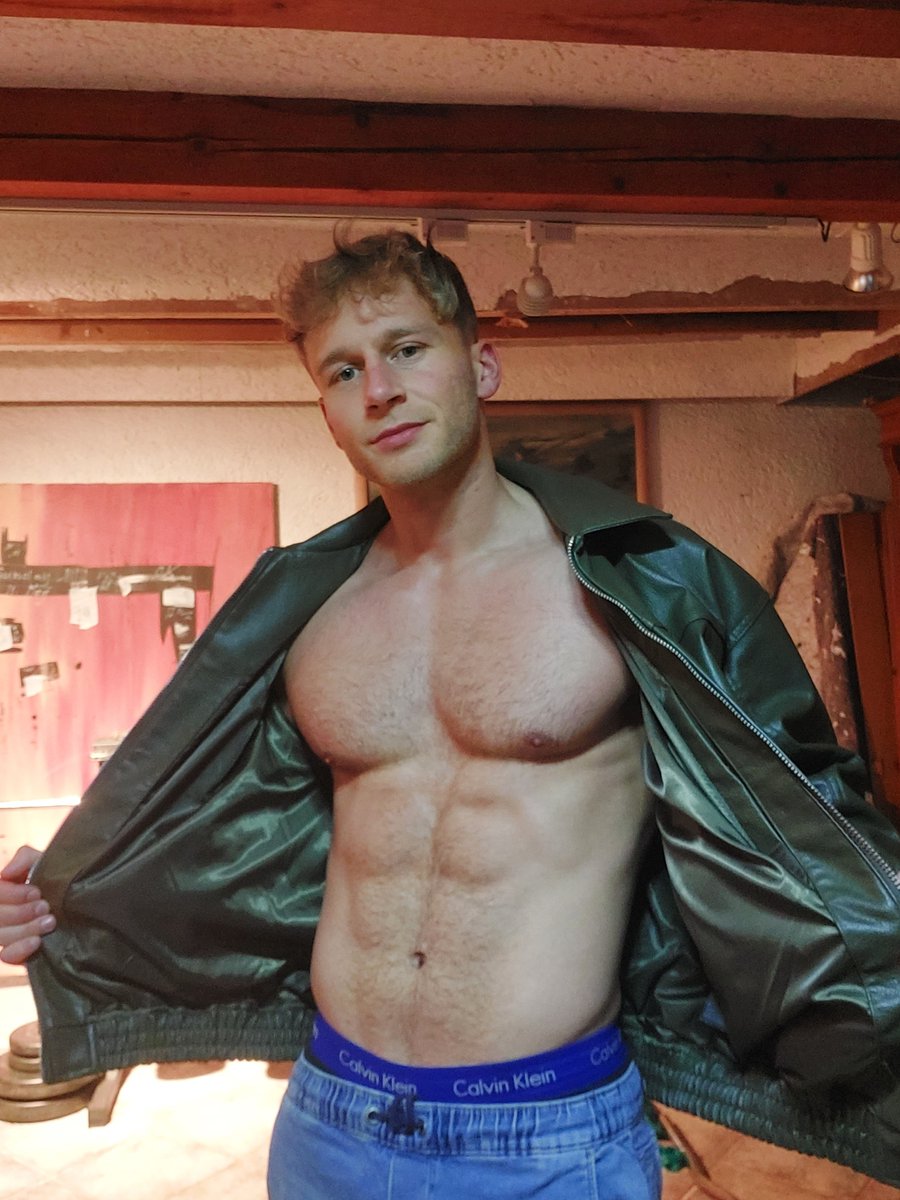 session_sweat's tweet photo. Was too hot in the jacket 😏 https://t.co/2HQ7Btgon0