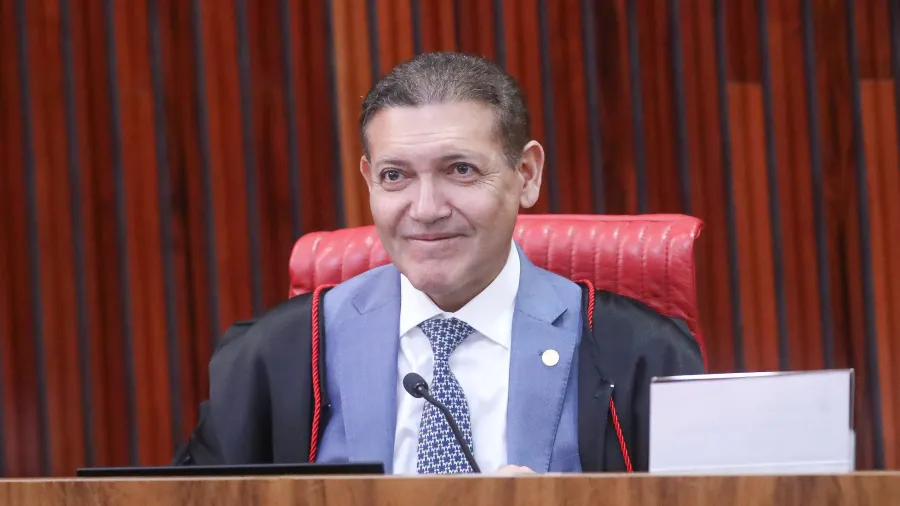 bolsonarotv_'s tweet photo. 🚨URGENTE | FLÁVIO VOLTA AO PL: O ministro Nunes Marques determinou que a filiação de Flávio Bolsonaro ao Partido Liberal seja restabelecida imediatamente após uma alteração indevida no registro partidário.

A decisão regulariza a situação de Flávio junto ao PL e protege o andamento de sua candidatura à Presidência da República. O caso deverá continuar sendo apurado para identificar a origem e os responsáveis pela mudança.