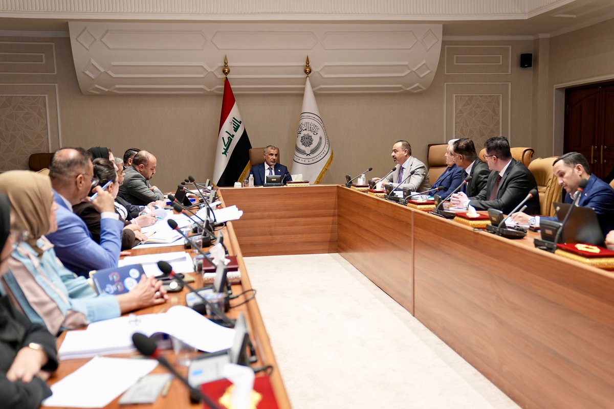 MofIraq's tweet photo. ترأس وزير المالية اجتماعاً لإقرار مسودة موازنة البرامج والأداء، مشدداً على مضاعفة الجهود لاستكمالها. وشهد الاجتماع إقرار مسودة الدليل الوطني وإخضاعها لمراجعة نهائية مع الشركاء، واعتماد البرنامج الحكومي أساساً لربط تخصيص الموارد بالأولويات والأهداف لتحقيق مزيد من الدقة والوضوح. https://t.co/PTGz24rzNW