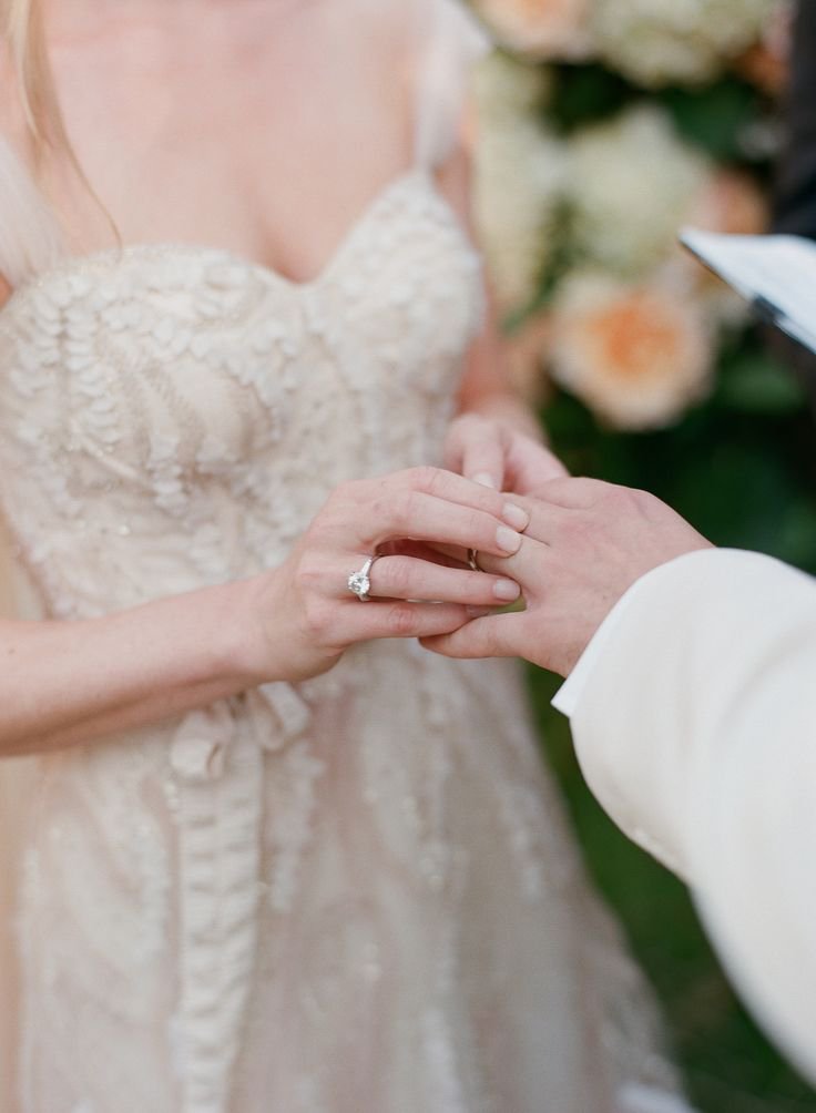 soo0yaa_'s tweet photo. @taevgstr @sjeongguk setelahnya aku kembali menegakkan badan, mata berbinar menahan haru saat melihat sang suami memasangkan cincin di jari manisku. Setelahnya aku mengambil sepasang cincin lainnya, lalu memasangkan ke jari manis Gustira, sang suami/ https://t.co/q8qEvkXdOF