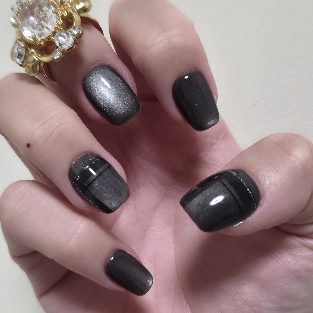 Sn_fall_'s tweet photo. 【CanDo】マグアートジェル PEARL BLACK 【ダイソー】ブラック、ラメゴールド
#セルフネイル #ジェルネイル https://t.co/88IYMqxLHB