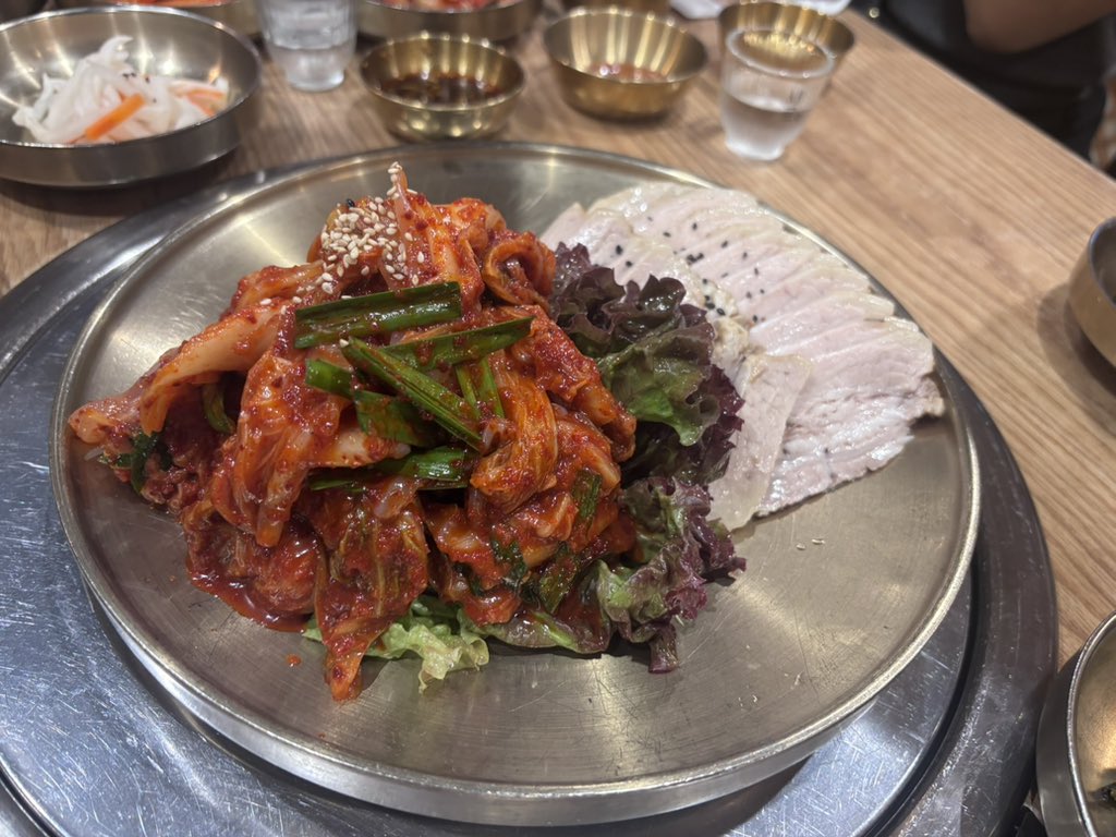 watashige3's tweet photo. 今日は赤坂で韓国料理。サムギョプサル美味しい😋
ビール、生マッコリが合う🍺
また行きたくなるお店でした。
#赤坂
#青松
#韓国料理 https://t.co/mhEFMfTTSW