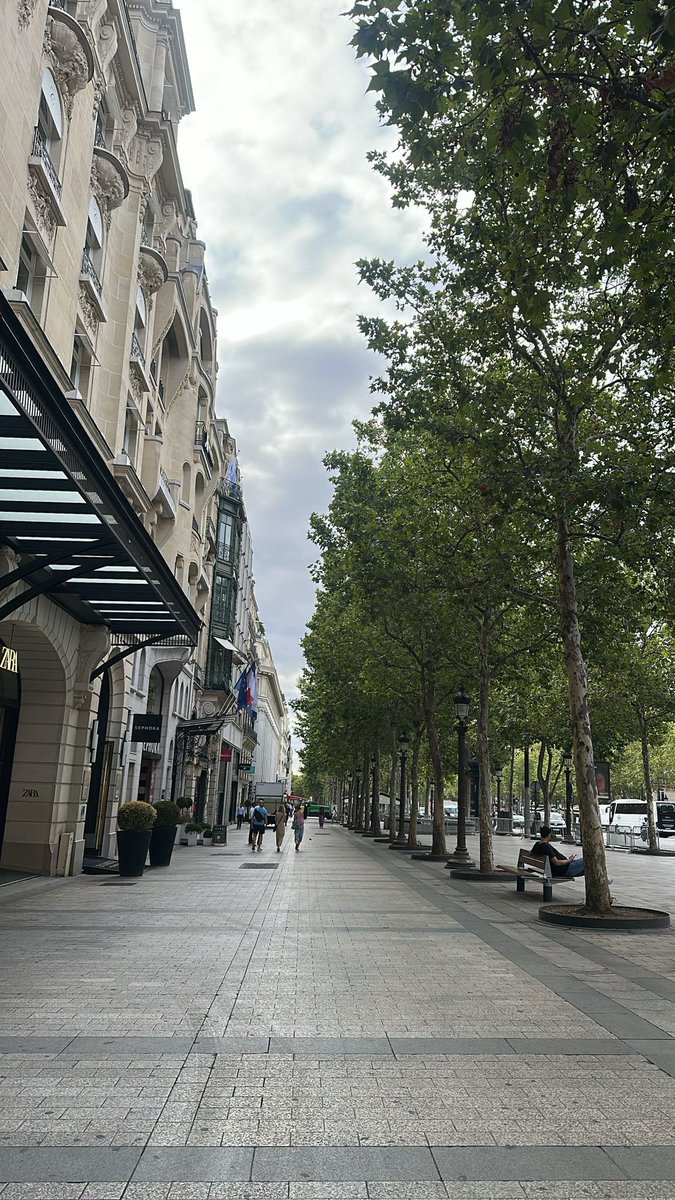 belle__93's tweet photo. مُحدثتكم من شوارع باريس 🇫🇷♥️ https://t.co/nwTCFpYR0V