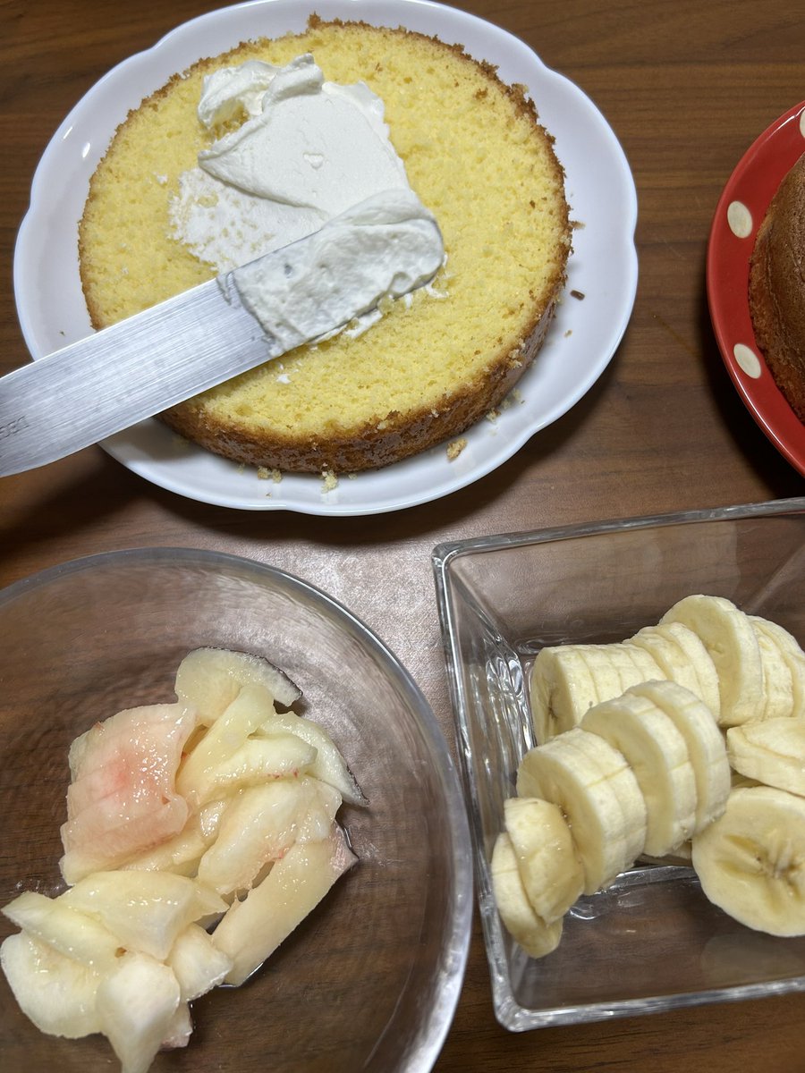 7sweetsR's tweet photo. 旦那氏、パンやクッキーに続き、とうとうケーキ作りにも挑戦🎂
教えてると仕事モードになっちゃって妊婦なの忘れてた楽しかった😂 https://t.co/larztOlEWQ