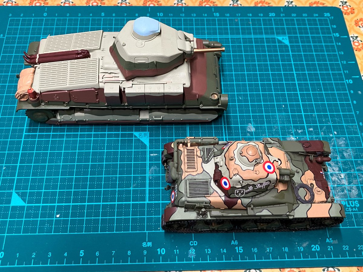 koba0908's tweet photo. 友人にプラモ教室に誘われて行っ���ら楽しくなって、再燃した。塗り絵風迷彩を描くのが楽しい。Char B1 BisもH39も実家から持ってきて組み立て中。 https://t.co/b1OL8XVDt3