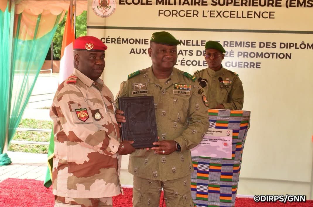 VoxelAC's tweet photo. 🔴 #Niger 🇳🇪 | #defense : Fin se formation se la 2ème Promotion se l'École de Guerre de l'École Militaire Supérieure

L’École Militaire Supérieure (EMS) des Forces Armées Nigériennes a célébré, ce jeudi 13 août 2026, la fin de formation de sa 2ᵉ promotion de l’École de Guerre.   

La cérémonie solennelle a été présidée par le Ministre d’État, Ministre de l’Intérieur, de la Sécurité Publique et de l’Administration du Territoire, le Général de Division Mohamed Toumba, assurant l’intérim du Ministre d’État, Ministre de la Défense Nationale, le Général d’Armée Salifou Mody; soulignant l’importance stratégique de cette formation pour la Défense et la Sécurité du pays.
 
Parmi les lauréats figurent quatre (4)Officiers Supérieurs de la Garde Nationale du Niger, apportant une expertise renforcée, une capacité stratégique accrue et une valeur opérationnelle essentielle pour l’efficacité et la modernisation de notre institution.

Ministère de la Défense Nationale