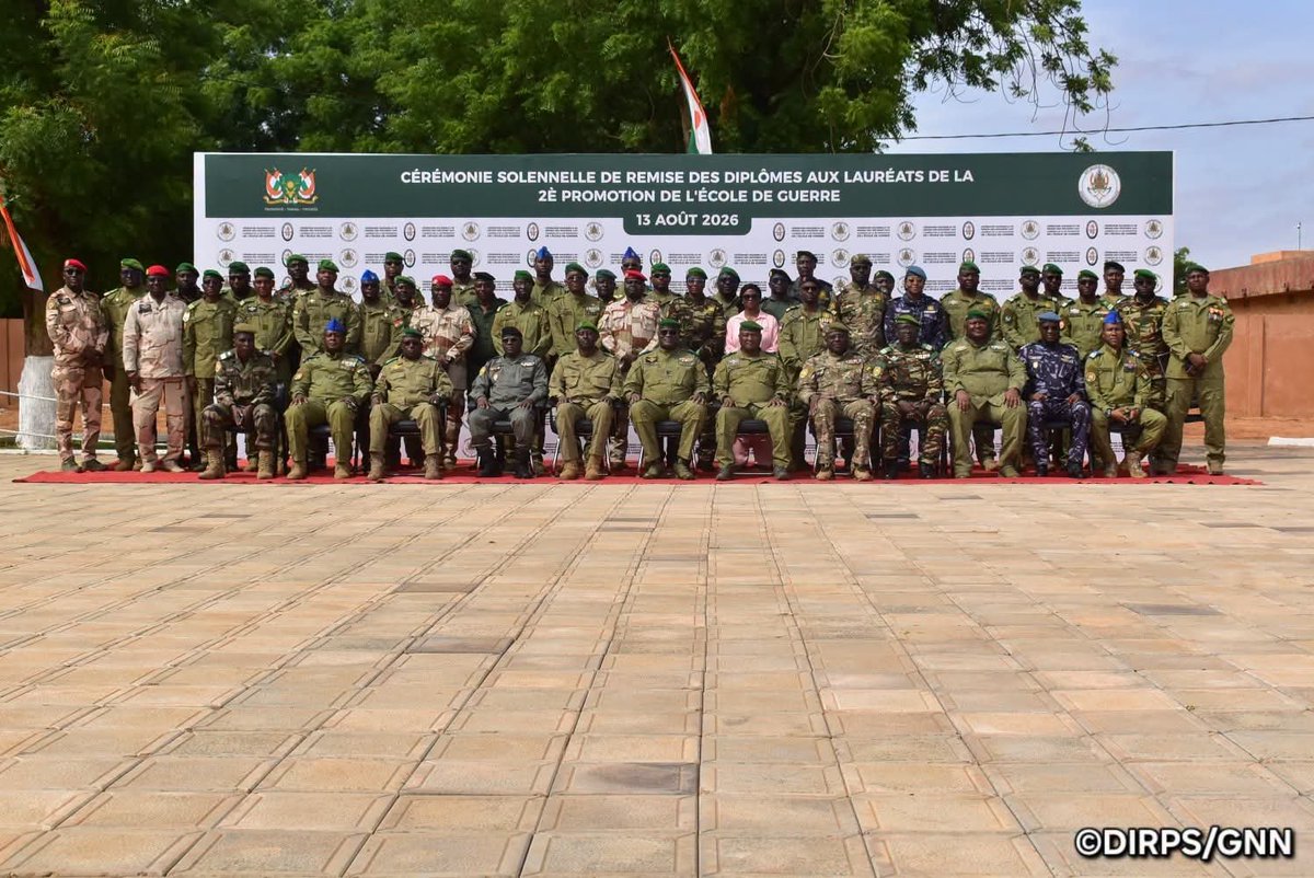 VoxelAC's tweet photo. 🔴 #Niger 🇳🇪 | #defense : Fin se formation se la 2ème Promotion se l'École de Guerre de l'École Militaire Supérieure

L’École Militaire Supérieure (EMS) des Forces Armées Nigériennes a célébré, ce jeudi 13 août 2026, la fin de formation de sa 2ᵉ promotion de l’École de Guerre.   

La cérémonie solennelle a été présidée par le Ministre d’État, Ministre de l’Intérieur, de la Sécurité Publique et de l’Administration du Territoire, le Général de Division Mohamed Toumba, assurant l’intérim du Ministre d’État, Ministre de la Défense Nationale, le Général d’Armée Salifou Mody; soulignant l’importance stratégique de cette formation pour la Défense et la Sécurité du pays.
 
Parmi les lauréats figurent quatre (4)Officiers Supérieurs de la Garde Nationale du Niger, apportant une expertise renforcée, une capacité stratégique accrue et une valeur opérationnelle essentielle pour l’efficacité et la modernisation de notre institution.

Ministère de la Défense Nationale