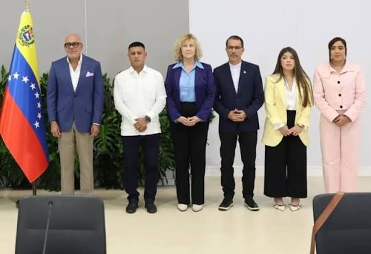 AliomarBracho's tweet photo. 🇻🇪 | Jorge Rodríguez pasó de amenazar con quitarle la nacionalidad a Dinorah Figuera, defender hasta el último minuto a Maduro y fabricar supuestas “comisiones de convivencia y paz”, a convertirse en espectador de un proceso de transición que ya no controla.
El poder que durante años parecía inexpugnable comienza a desmontarse pieza por pieza: desapareció la estructura legislativa que sostuvo al chavismo, se reconfiguran instituciones y se debilitan progresivamente los engranajes políticos, judiciales y represivos que durante 27 años apuntalaron el sistema.
Y quizás esa sea la imagen más poderosa de esta etapa: quienes durante décadas decidían quién podía hablar, quién podía competir, quién iba preso y quién debía abandonar el país, hoy tienen que observar cómo se desmonta el aparato que construyeron para perpetuarse.
No ocurre de un día para otro. Una transición de esta magnitud se construye desmontando estructuras, recuperando instituciones y sustituyendo arbitrariedad por Estado de derecho.
Ayer dictaban las reglas. Hoy observan cómo cambian.
Mañana deberán responder por sus responsabilidades ante una justicia independiente.
Venezuela no necesita revancha. Necesita verdad, justicia, instituciones y garantías de que semejante concentración de poder nunca vuelva a repetirse.
