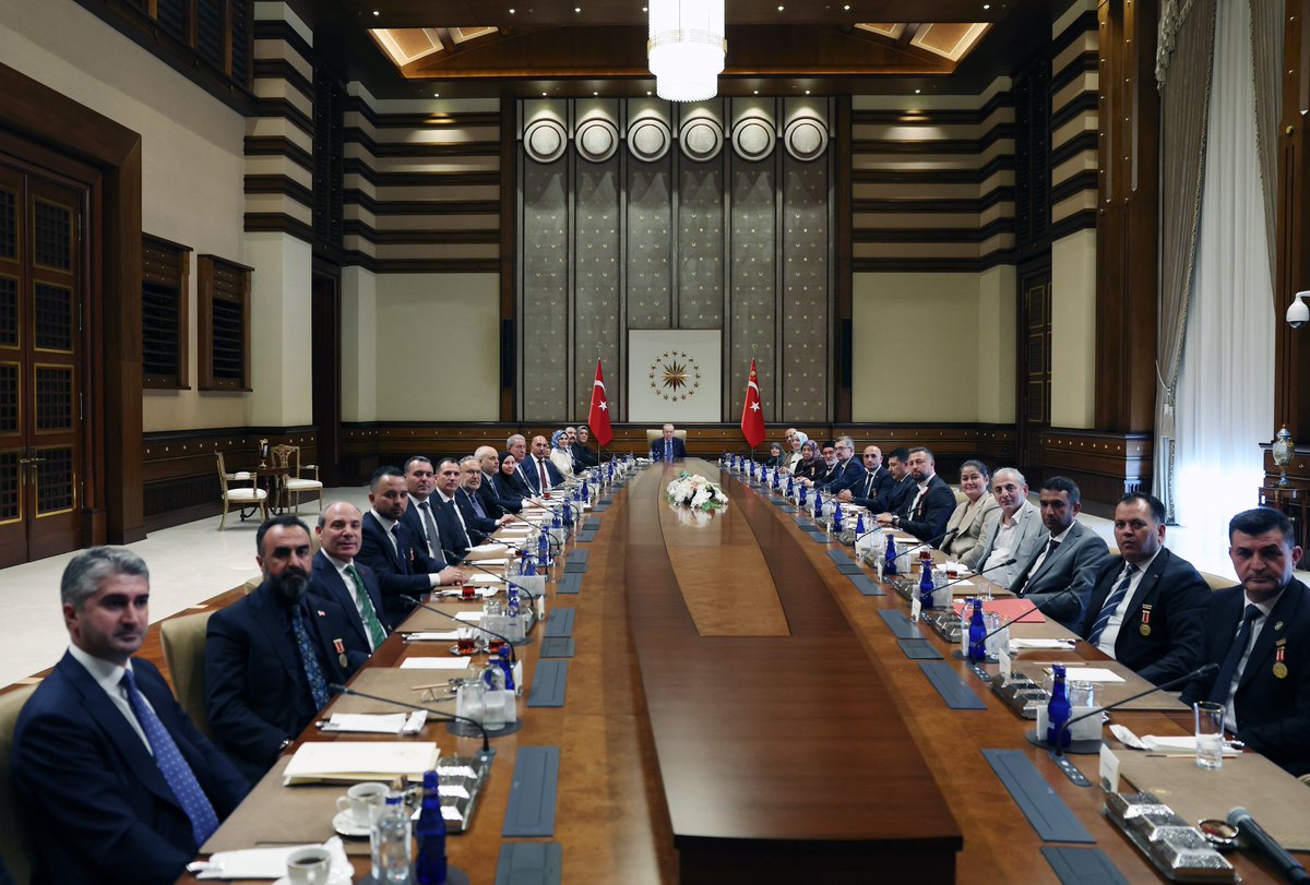 RTEdijital's tweet photo. Cumhurbaşkanımız @RTErdogan, Cumhurbaşkanlığı Külliyesi'nde şehit ailelerini kabul etti. https://t.co/dYuaKxz4FU