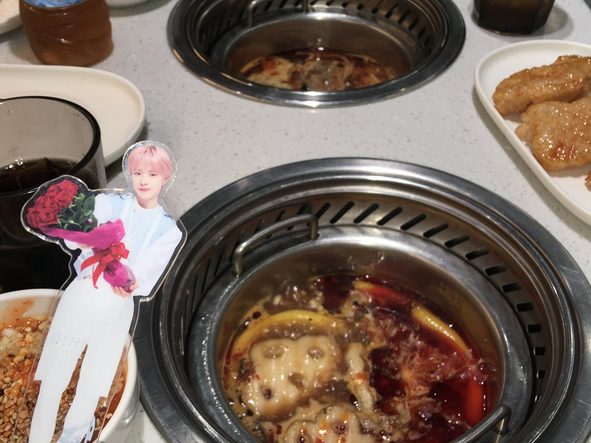coolnightbb's tweet photo. 훠궈 먹고 후식으로 헤이티는 필수임 👩🏻‍❤️‍💋‍👩🏻 https://t.co/MXRGzGIcUa