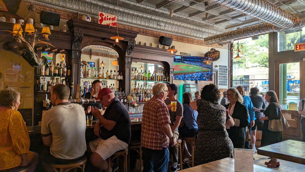 BlockClubCHI's tweet photo. Glunz Tavern tapped its final barrel of Schlitz beer in Chicago. https://t.co/FpyU98BO80 https://t.co/Q7j59PRSGL