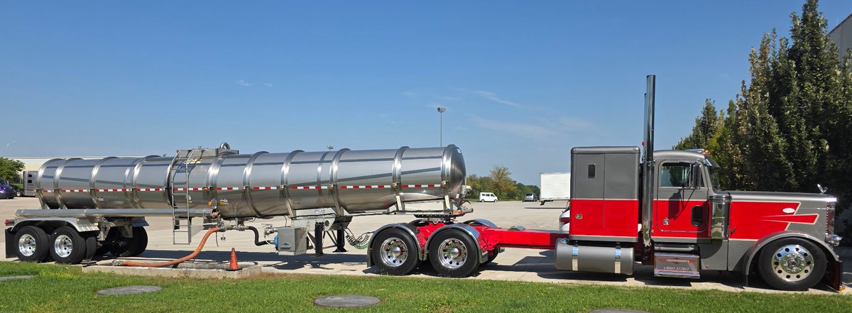 PeterbiltMotors's tweet photo. #ThrowbackThursday to Donnie Gardner’s Peterbilt 379. A staple in the industry.

#Peterbilt379 #Peterbilt #PeterbiltTrucks #ClassPays https://t.co/BsNfIJO5Hb