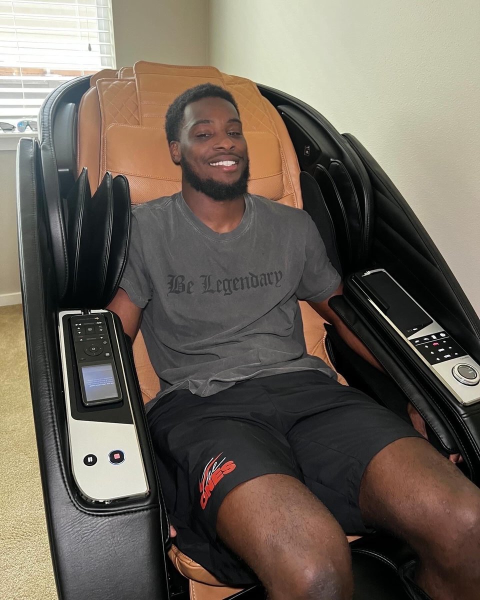 HTFeelBetter's tweet photo. "That chair is a life-saver, for real. It hits all the right spots for recovery." — Devon Witherspoon, Super Bowl Champion &amp; Cornerback, Seattle Seahawks. 

Meet the Super Novo X: https://t.co/eb9jTB4Cb0 

#htfeelbetter #massagechair https://t.co/FRgclsmU6z