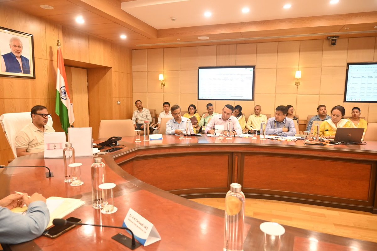 CMOfficeAssam's tweet photo. HCM Dr. @himantabiswa reviewed the functioning of the Information, Public Relations, Printing & Stationery Department at Lok Sewa Bhawan.

HCM directed the Department to ensure technology-driven public communication, stronger digital outreach, effective media engagement and responsive delivery.

@diprassam 
@padmapanibora