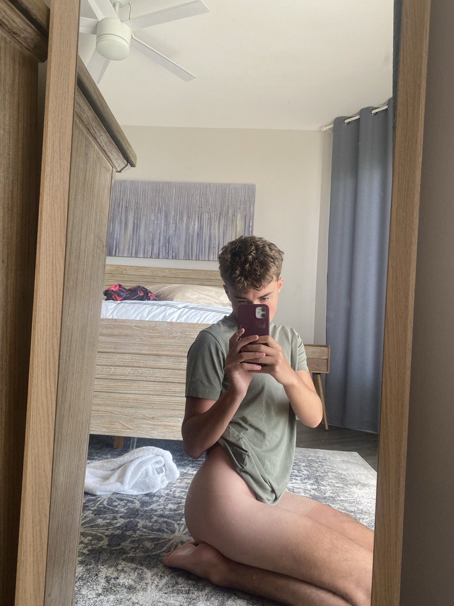 LucaMooniqs's tweet photo. what would you do if you saw me like this by the pool? #horny #twink #mlm https://t.co/iAnYG2tw99