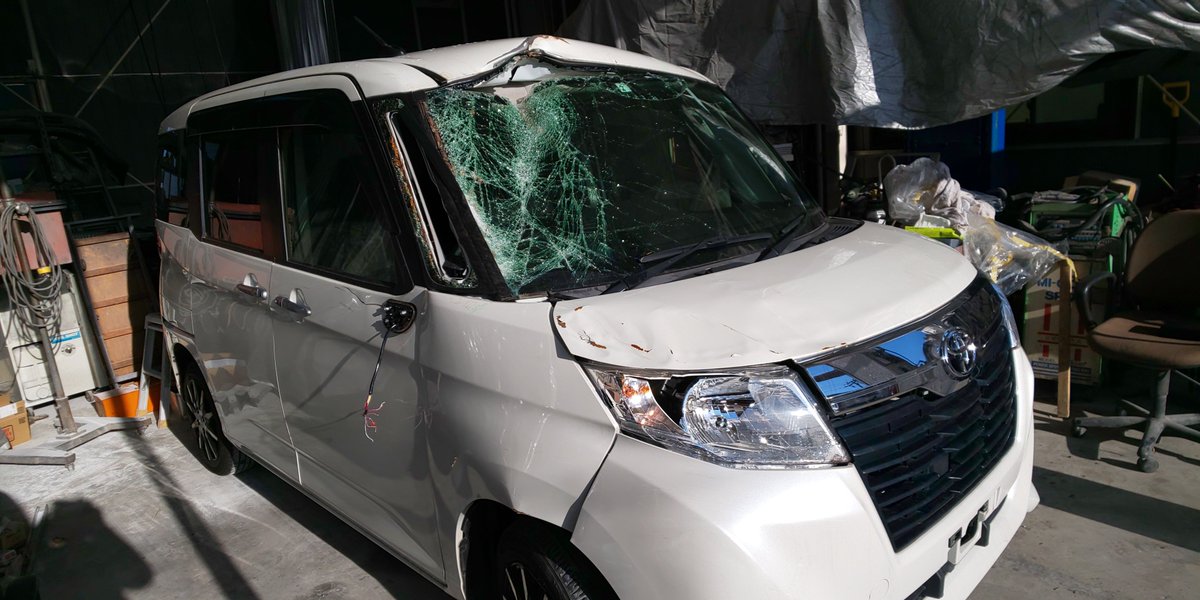 Move_RS331's tweet photo. @ea11r_LTD3 技術広報資料や新車時の記事を見てもルーフパネルに樹脂が採用されている旨は無いようなので鋼板だと思います

https://t.co/oBvLf6mEmB

念のため事故車の画像も確認しましたが樹脂だとこういった事故だとパネルが割れてしまうので恐らく何かの勘違いかと思われます https://t.co/djanRpINW7