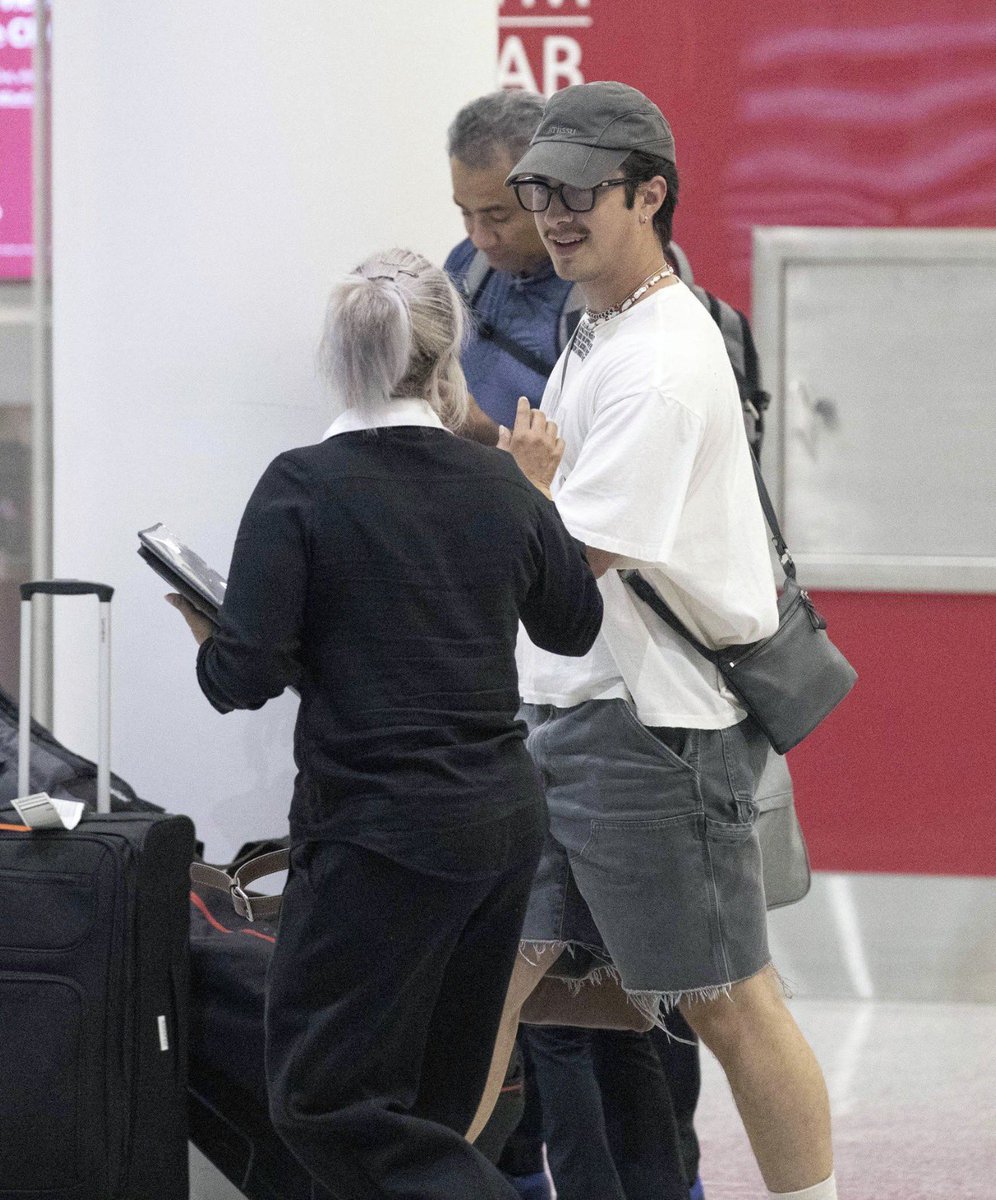 hudsonconnorupd's tweet photo. New photos of Hudson Williams at Toronto Pearson Airport yesterday. https://t.co/Q8VRzYy8ip