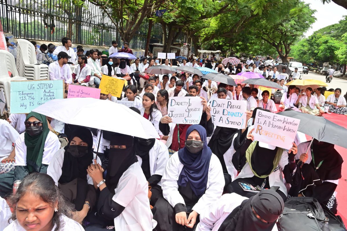 Telanganaayushh's tweet photo. Day-10 protest at Dharna chowk indira park HYD, by TG Ayush house surgeons and post graduates.
#TGAYUSHDoctors #ALLEYESONTGAYUSH
#StipendJustice #JusticeForTGAYUSHDoctors #TGAYUSHJAC https://t.co/wt8vDLFGSl