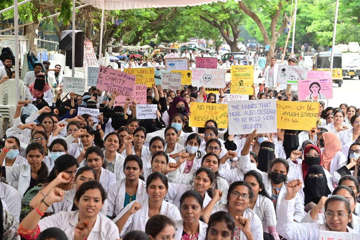 Telanganaayushh's tweet photo. Day-10 protest at Dharna chowk indira park HYD, by TG Ayush house surgeons and post graduates.
#TGAYUSHDoctors #ALLEYESONTGAYUSH
#StipendJustice #JusticeForTGAYUSHDoctors #TGAYUSHJAC https://t.co/wt8vDLFGSl