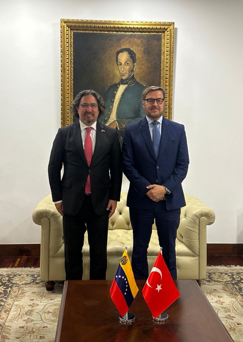 TC_KarakasBE's tweet photo. Venezuela Dışişleri ve Dış Ticaret Bakanı Felix Plasencia’yla samimi ve verimli bir görüşme gerçekleştirdik.

#Türkiye ve #Venezuela arasındaki çok iyi düzeydeki ilişkiler ile zor zamanlarda bir kez daha ortaya koyduğumuz dostluk ve dayanışma temelinde, mevcut işbirliği alanlarımızı genişletip, geliştirmeye devam edeceğiz.🧿🇹🇷🇻🇪🧿

@plasenciafelixr
@Cancilleria_ve
@TC_Disisleri
