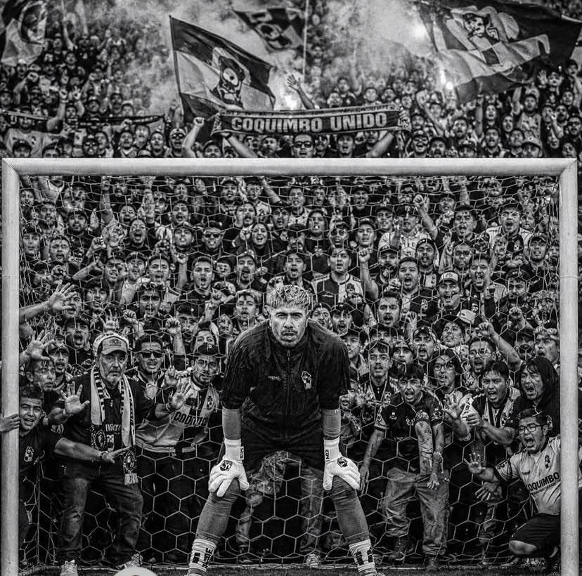Fercasco11's tweet photo. @SandraZeballos  saludos Coterránea .. ayer .. Fue un día grande para todos los Coquimbanos.. Fuerza y Coraje 🖤💛🖤💛  🏴‍☠️ https://t.co/f2vdN4jPA9