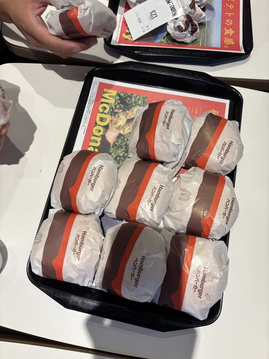 umi_7s's tweet photo. 男5人限界挑戦シリーズと題しましてマックでハンバーガー限界食いしました
個人結果は1時間で10個その後20分で1個計11個となりました
暫くハンバーガー屋に近寄りたくない😅 https://t.co/UJNr81v0kR