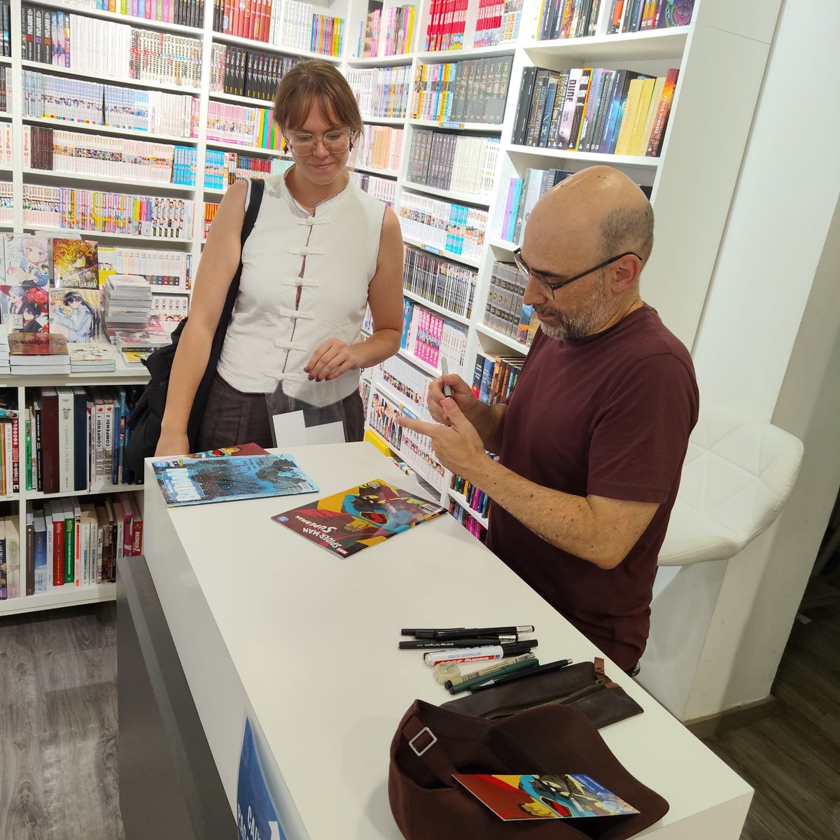 ComicsUniversal's tweet photo. ¿Es un pájaro? ¿Es un avión? 

¡¡No, es el gran @PanelSyndicate!!

Y está firmando el especial Spider-Man/Superman ahora mismo aquí, en @ComicsUniversal https://t.co/IAiOxuWa6K